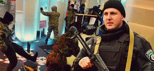 В Киеве идут погромы. «ПСы» захватили Отель "Козацкий" и заявили о начале нового Майдана. На улицы вышел вооруженный спецназ МВД