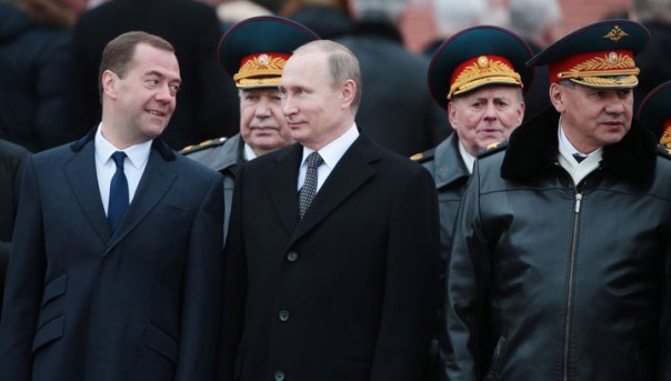 Путин, Медведев и Шойгу поздравили россиян с 23 февраля. Владимир Путин возложил венок к Могиле Неизвестного солдата