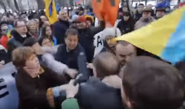 Бандеровские прихвостни в Москве на "марше памяти" Немцова избивают старика не считающего бандеру героем