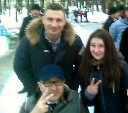 Кличко приехал в гости к Кернесу и покатал его на инвалидном кресле по Харькову