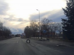 Жители Ивано-Франковска возмущены шинами, которые стоят вместо крышек канализационных люков