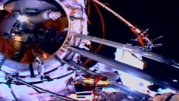 Космонавты Волков и Маленченко вышли в открытый космос