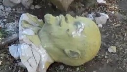 "Харьковская хунта" повалила памятник Ленину