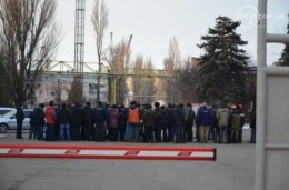 В Мариуполе протестует судоремонтный завод: работникам не выплачивают зарплату