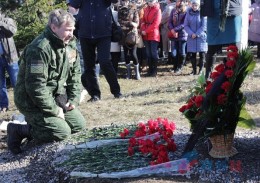 Жители поселка Центральный увековечили память погибших в боях за Дебальцево