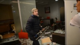 Украинские «патриоты» в ходе погрома «Альфа-банка» в Киеве обокрали его сотрудницу
