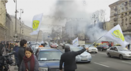 В центре Киева сотни таксистов жгут шины в знак протеста и мешают движению