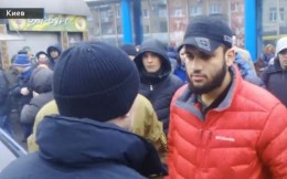 В Киеве агрессивный айдаровец покусал полицейского