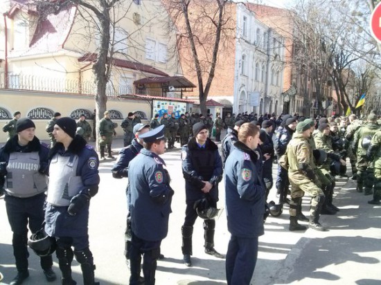 На митинг как на работу: в Харькове снова пикетируют консульство РФ