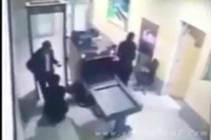 Захватчик А320 проходит систему безопасности в Египте — видео