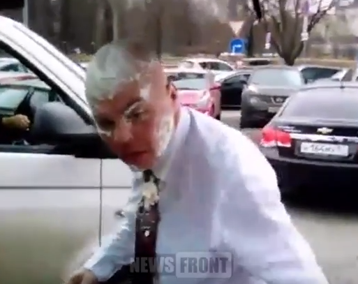 Ковтуна угостили тортом на всю лысину