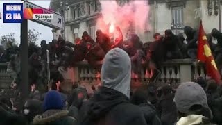 Демонстрации против ужесточения трудового кодекса во Франции / В Париже баррикады из мусорных баков