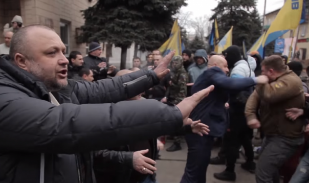 Видео ночного нападения «Азова» на мэра Белозерского