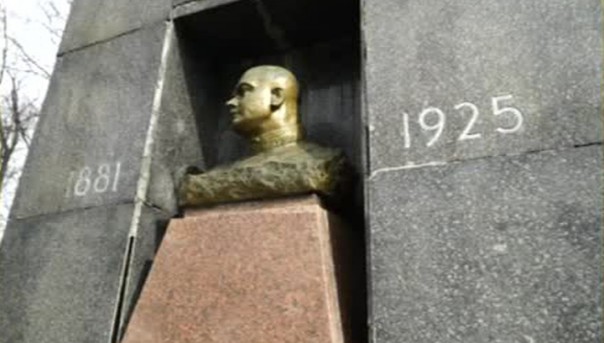 Уничтожать или ухаживать? На Украине не знают, что делать с Мавзолеем Котовского