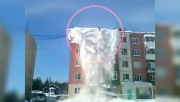 Уборка снега по-якутски: трех человек снесло с крыши лавиной