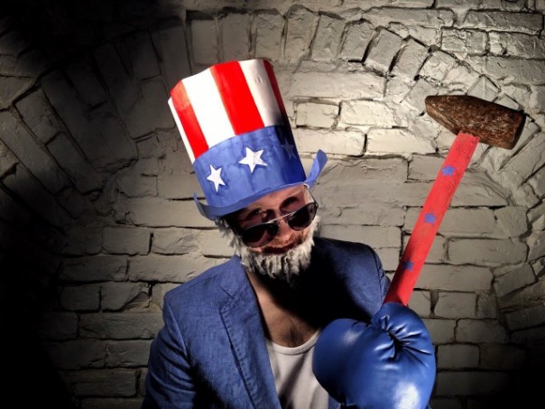 «Бомбы, Бомбы, Бомбы — Демократия!» — Украинский рэпер выпустил клип о «печеньках» от США