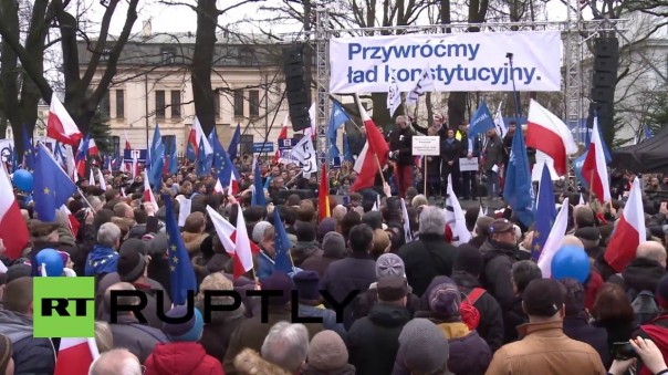 На митинг против действий польского правительства в Варшаве вышли более 50 тыс. человек