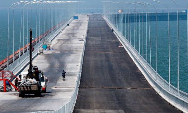 Порошенко выдвинута петиция о запрете строительства Крымского моста