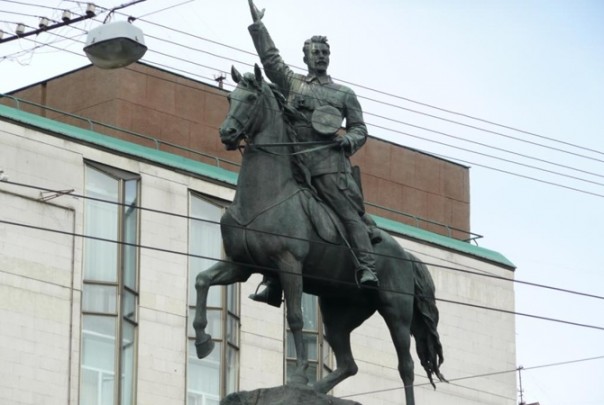 Чтобы оправдать снос памятника Щорсу в Киеве, в СБУ придумали, что он якобы убил предков голливудского актера