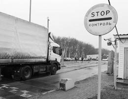 Украинская полиция не способна охранять российские фуры даже за деньги