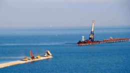 Строят мост