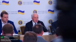 Азаров: Порошенко продлевает свою агонию обстрелами Донбасса