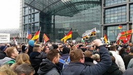 Сотни человек вышли на митинг против политики Меркель в Берлине