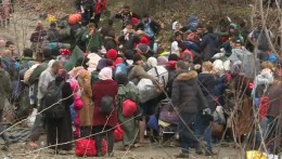 Сотни нелегалов штурмуют границу между Грецией и Македонией. Трое погибли