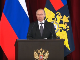 Владимир Путин вручает награды отличившимся в Сирии военнослужащим России