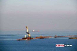 «Зато он украинских цветов!»: кран, изготовленный для сооружения мостов в Запорожье, сейчас строит Керченский мост