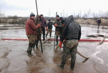 Новости Янтарной Народной Республики: добытчики янтаря разрыли 300 метров железной дороги