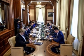 «Я бы взял частями…»: Вальцман передает страну под внешнее управление