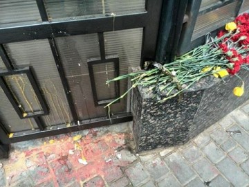 Украинские радикалы в Одессе закидали российское посольство яйцами