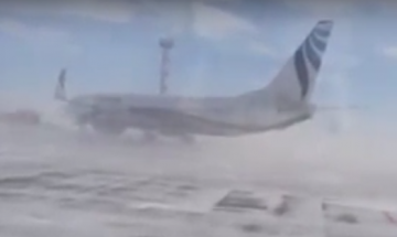 В Норильске самолет едва не сдуло со стоянки