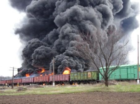 Сотрудники МЧС ЛНР локализовали пожар на железнодорожной станции в Краснодоне