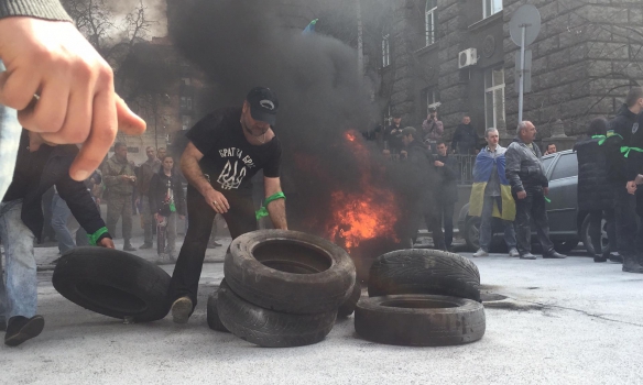 В Киеве вновь горят покрышки и начались столкновения между активистами «автомайдана» с силами правопорядка