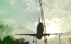 Падение башенного крана на самолёт в индийском аэропорту — видео