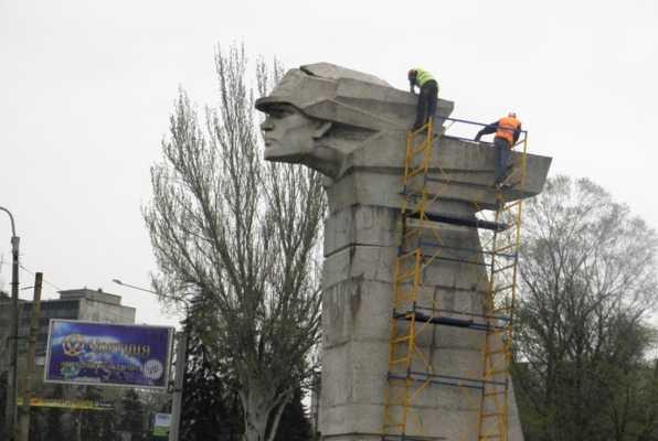 В Запорожье сносят одну из визитных карточек города — гигантский монумент комсомольцам-строителям ДнепроГЭС