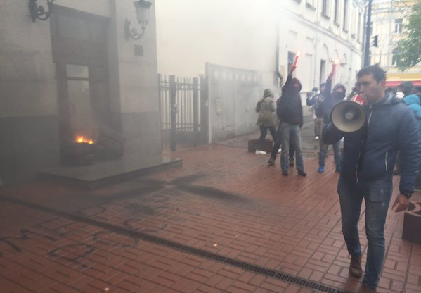 Неизвестные в балаклавах забросали дымовыми шашками здание Россотрудничества в Киеве Неизвестные в балаклавах забросали дымовыми шашками здание Россотрудничества в Киеве