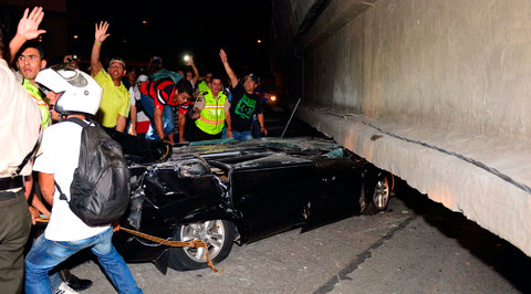 Эквадор: десятки погибших, паника, цунами, нет связи, энергии и дорог