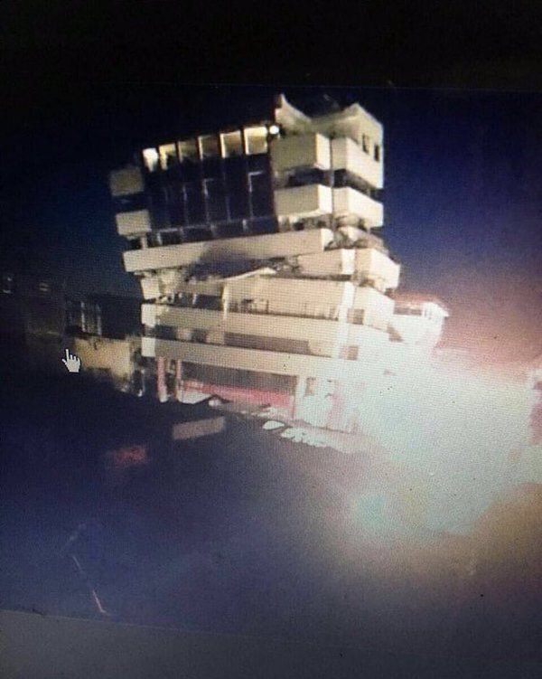 Эквадор: десятки погибших, паника, цунами, нет связи, энергии и дорог