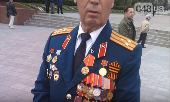 "Ряженый с медалями" украинского СМРАДа "Ряженый с медалями" украинского СМРАДа