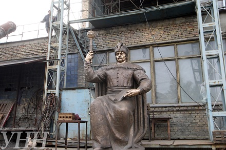 С сегодняшнего дня у Полтавской битвы новый победитель - в Полтаве установили памятник Мазепе весом 2,5 тонн