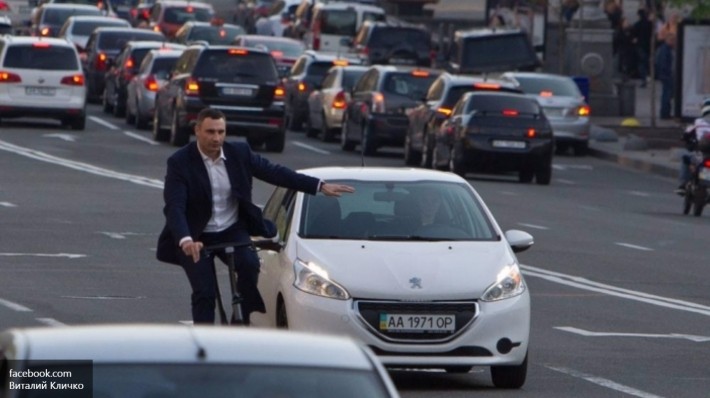Кручу, верчу, запутать хочу: Кличко опозорился на велосипеде в центре Киева