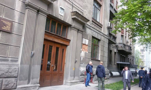 Внук наркома Мануильского обьявил войну на уничтожение националистам, сбившим мемориальную доску его деда