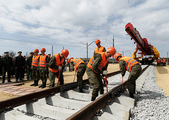 На новой российской железной дороге в обход Украины начали укладывать рельсы и шпалы На новой российской железной дороге в обход Украины начали укладывать рельсы и шпалы