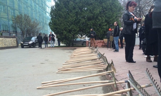 Жители Тольятти подарили Касьянову грабли