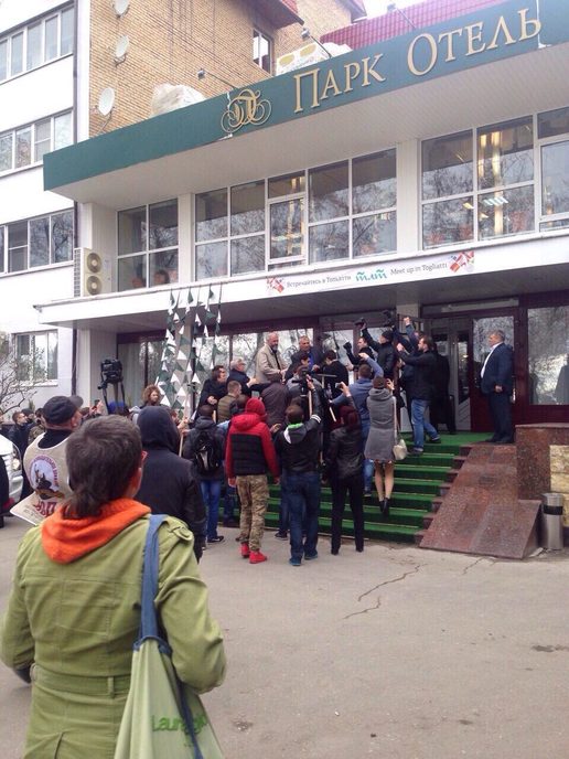 Жители Тольятти подарили Касьянову грабли