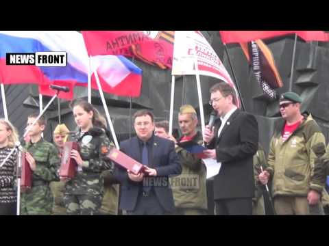 Митинг и автомарш «Эстафета памяти» в честь 71-й годовщины Победы. Огромное Знамя Победы развернули на линии разграничения