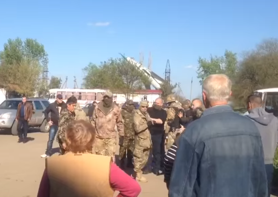 Жители Одесского села немного подрихтовали бойцов "Азова", защищая памятник Ленину